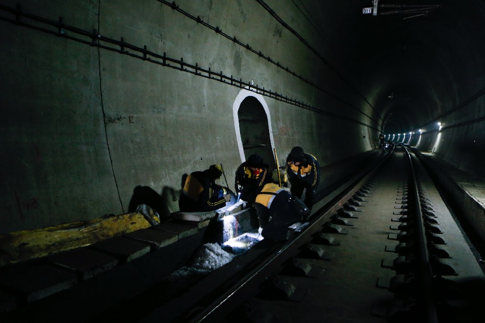 商都铁路运营隧道病害现状